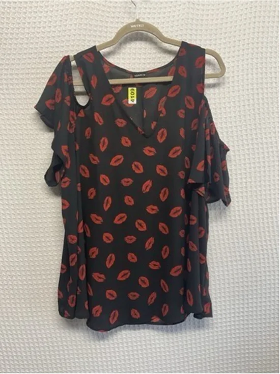 NWOT Torrid Black/Red Lips Print Cold Shoulder V-Neck Blouse Women 2X - Picture 7 of 10